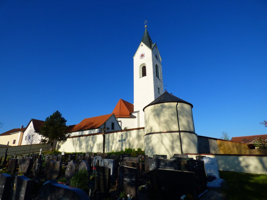 Ehemalige Kirchenburg in Eschlkam mit teilweise mittelalterlicher Friedhofbefestigung und Rundturm