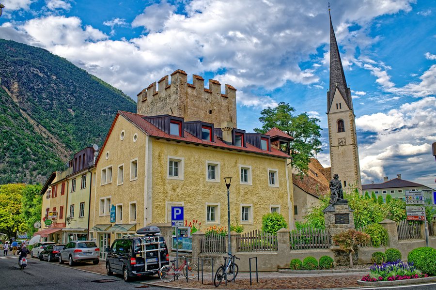 File:Burg Latsch Latsch 20220907 0226.jpg