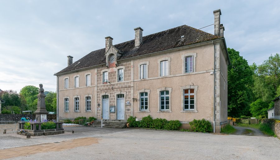 File:Town hall of Antignac Cantal (1).jpg