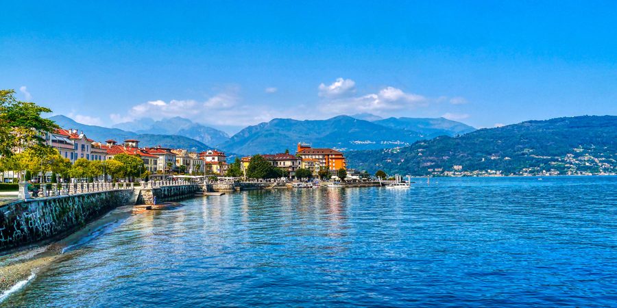 Blick vom Ufer auf den Lago Maggiore und Baveno im Piemont