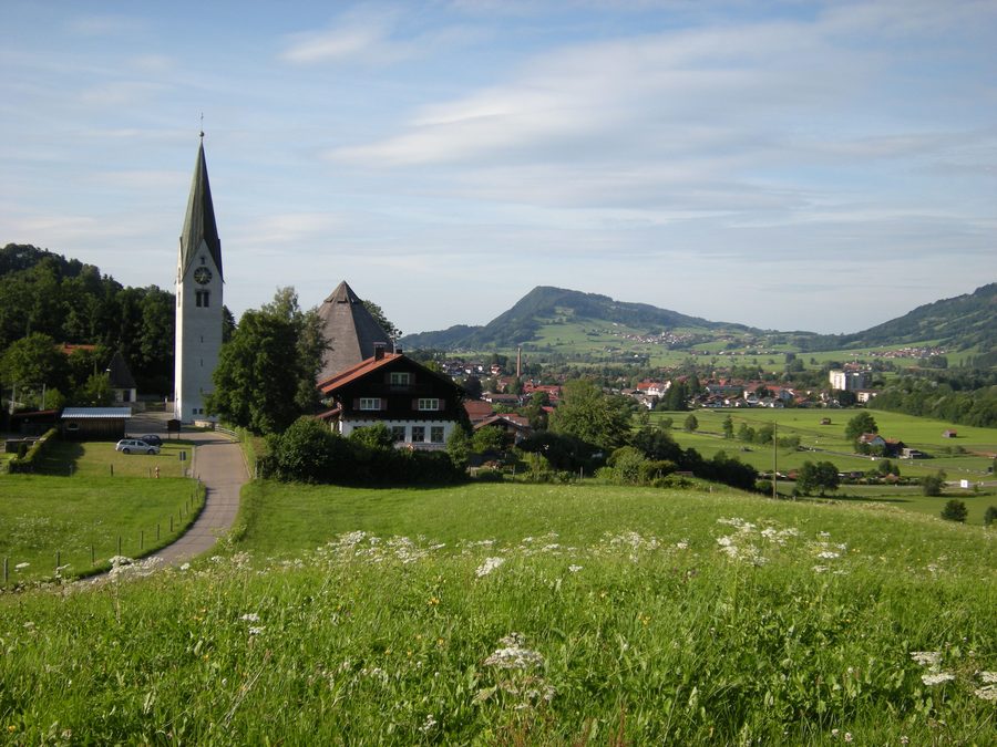 Bihlerdorf mit dem Humbacher Berg im Oberallgäu