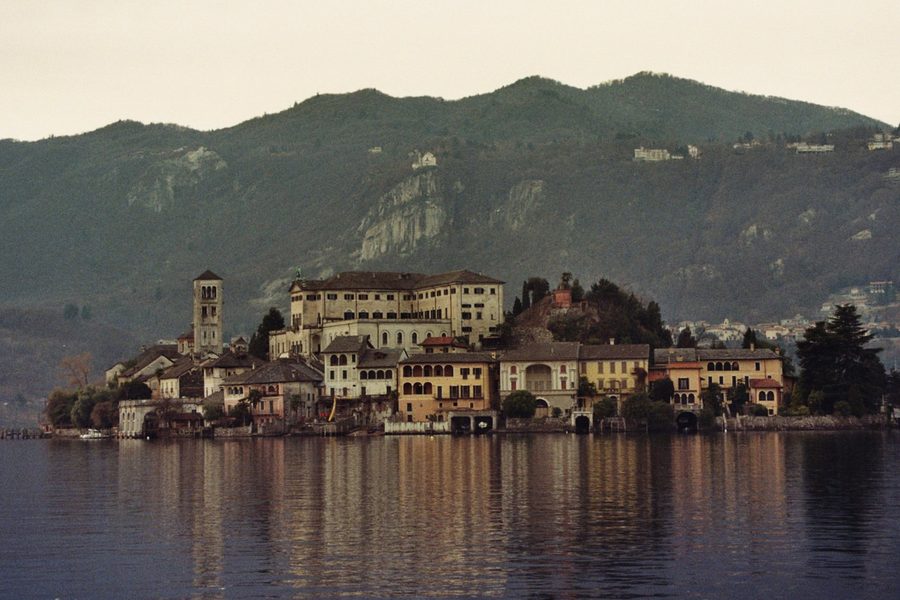 Blick auf die Insel San Giulio im Ortasee bei Orta San Giulio