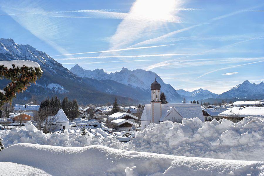 Kirche St. Jakob in Wallgau im Winter