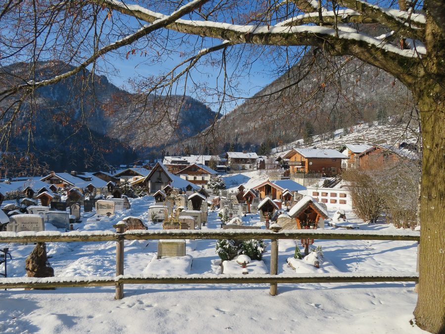 Blick vom Kircheneingang nach Westen über den Friedhof in Weißbach an der Alpenstraße