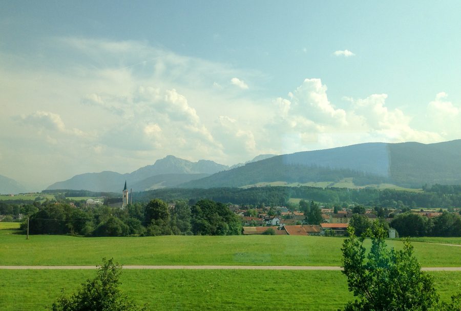 Blick von einem Zug über Teisendorf zu Hochstaufen und Teisenberg