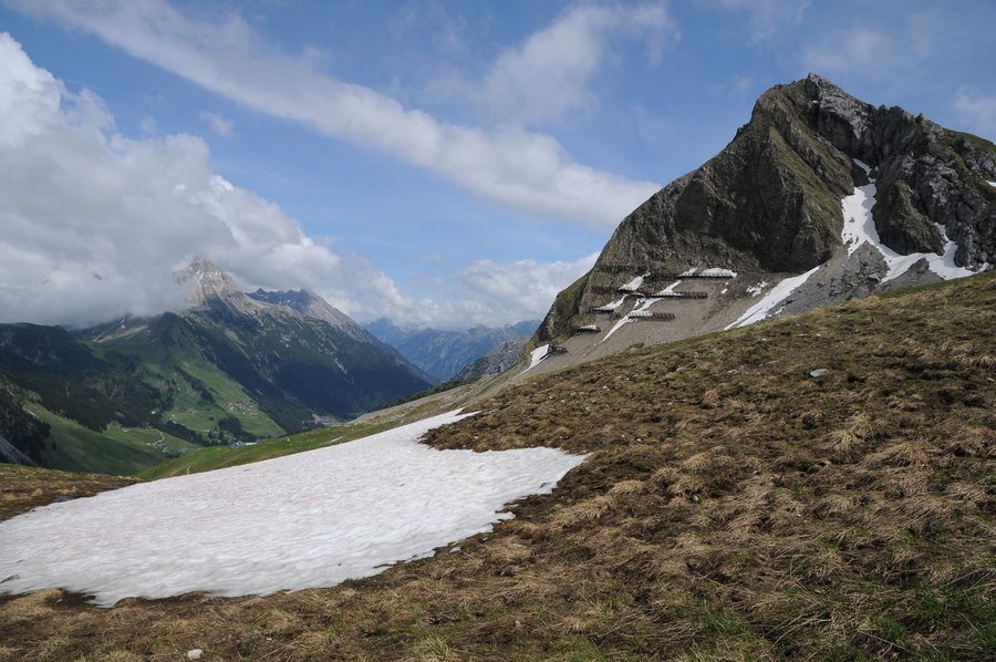 Biberkopf und Warther Horn in der alpinen Landschaft bei Lechleiten, einem Ortsteil von Steeg