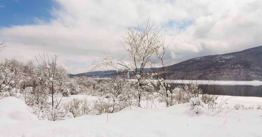 Mavrovo-See mit umgebender Berglandschaft in Nordmazedonien