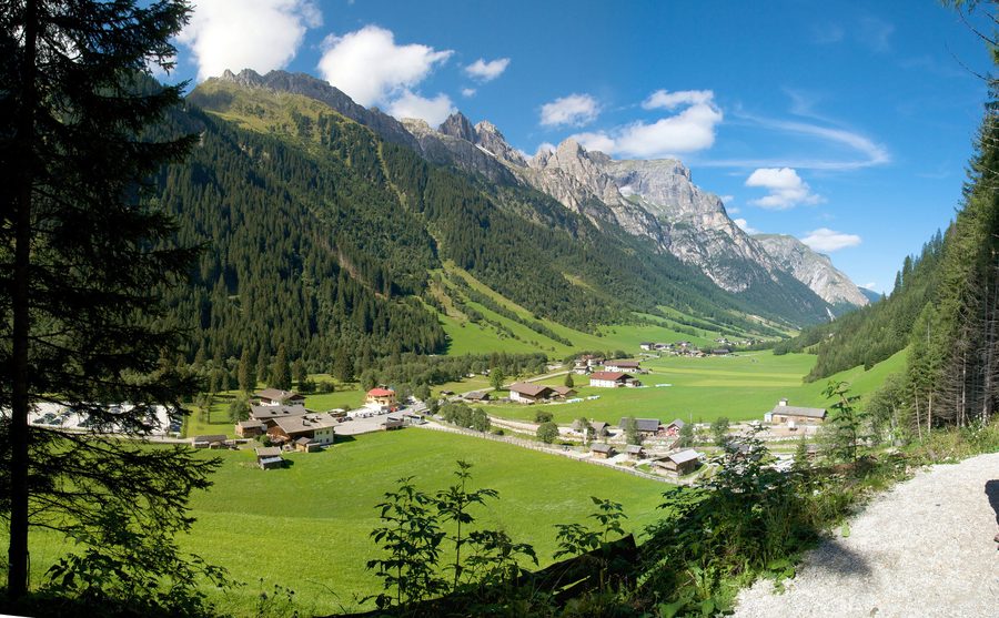 Blick auf Gschnitz im Tiroler Gschnitztal mit Bergen im Hintergrund