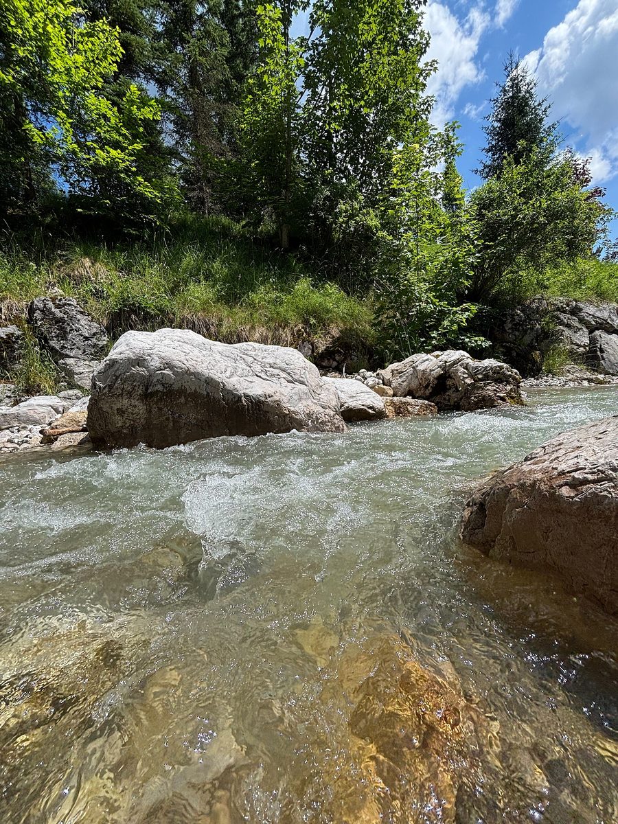 Wasserlauf Maè im Dorf Mareson-Pecol mit Blick auf den Monte Pelmo