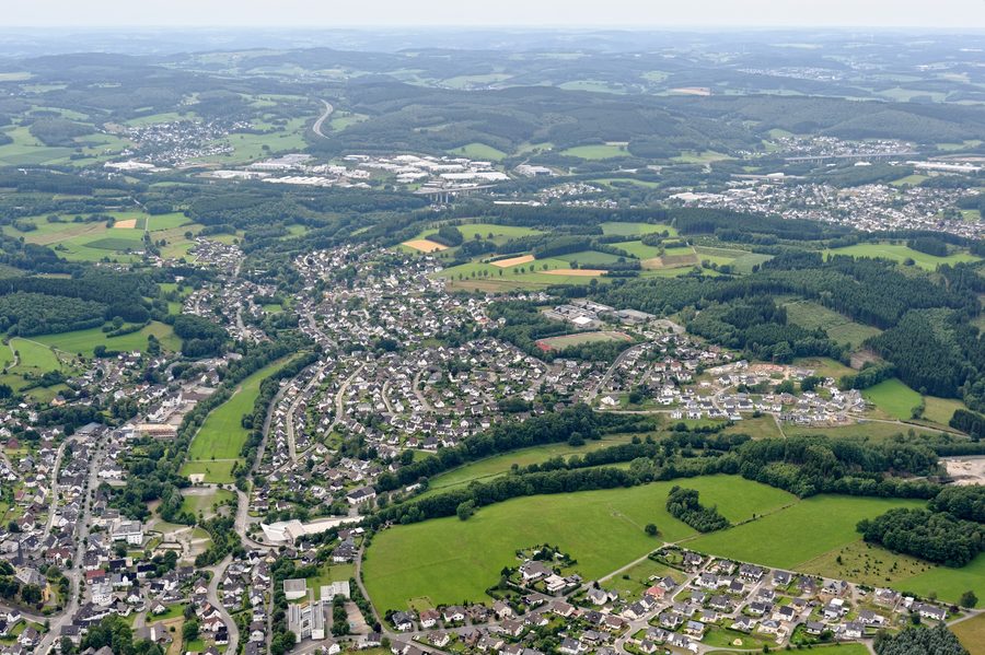 Luftaufnahme des Kernorts Wenden mit dem Ortsteil Gerlingen im Hintergrund