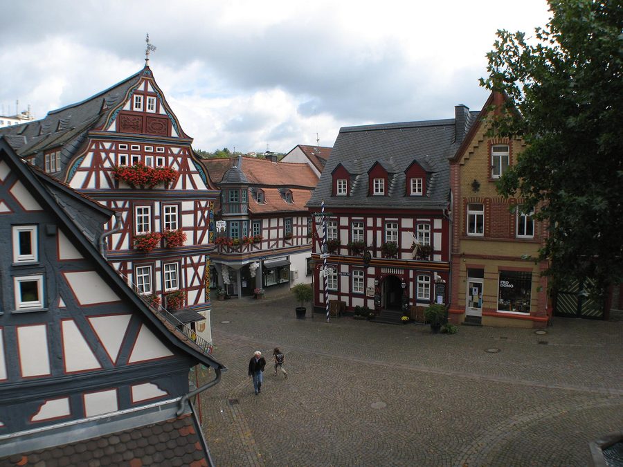 Blick auf die historische Fachwerkaltstadt von Idstein mit dem König-Adolf-Platz