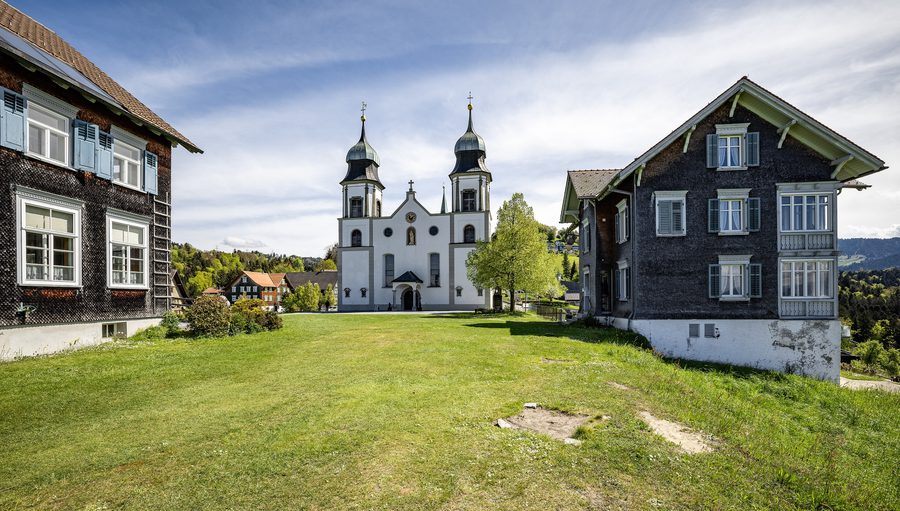 Wallfahrtskirche mit Gemeindeamt und Pfarrhof in Bildstein