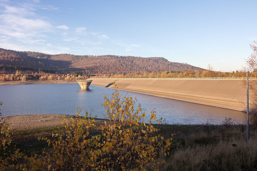 Innerstestausee bei Wolfshagen im Harz mit bewaldeter Harzlandschaft