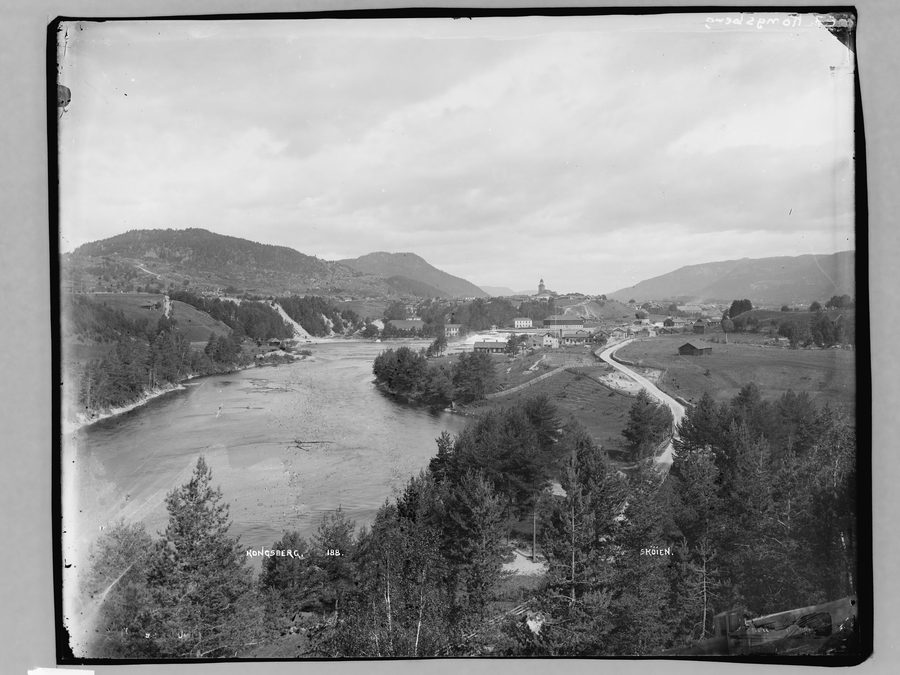 Historische utsikt over Kongsberg med Labrofossen og Lågen