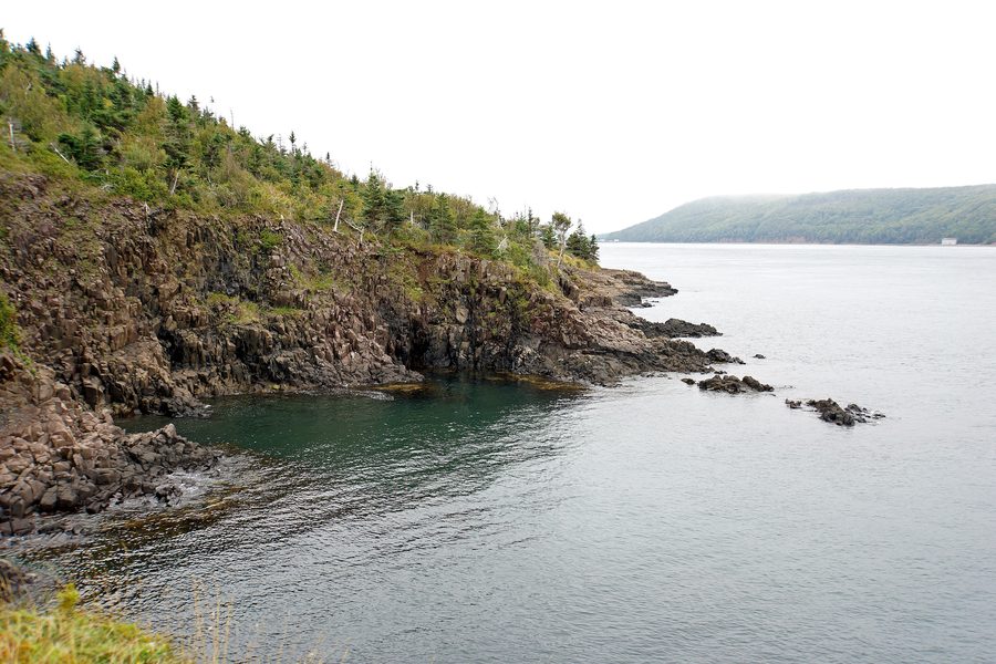 Küste von Nova Scotia neben einem Leuchtturm
