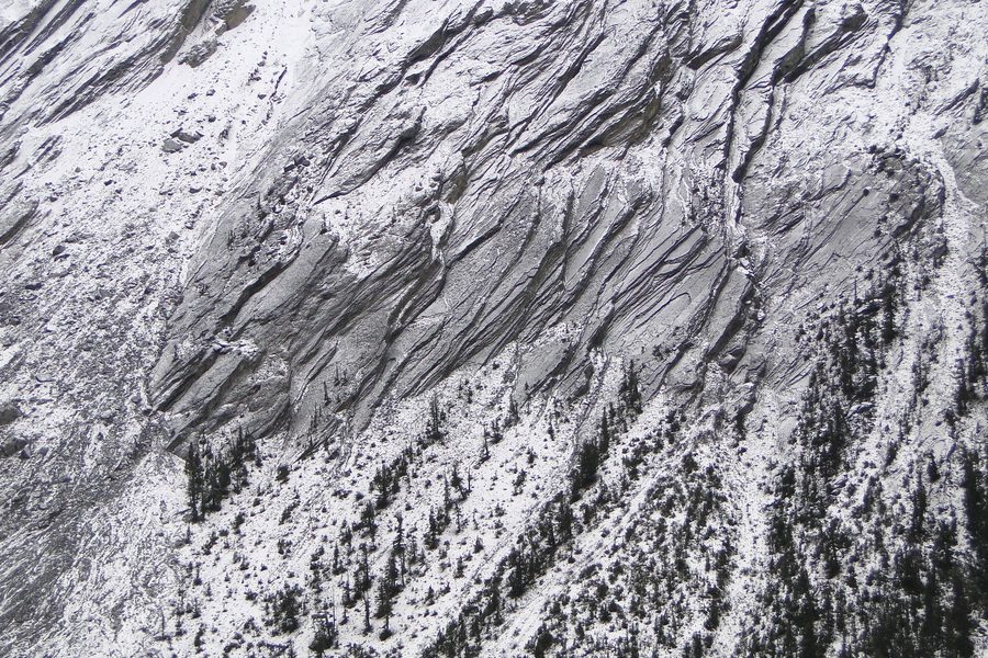 Felswand in den Rocky Mountains am Icefields Parkway in Alberta, Kanada