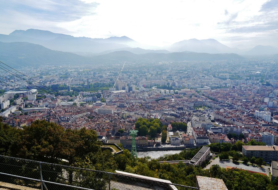 Blick von der Bastille über Grenoble und die umliegenden Berge