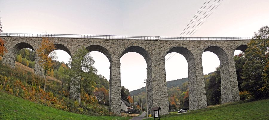 Eisenbahnviadukt bei Novina in einem bewaldeten Tal nahe Kryštofovo Údolí
