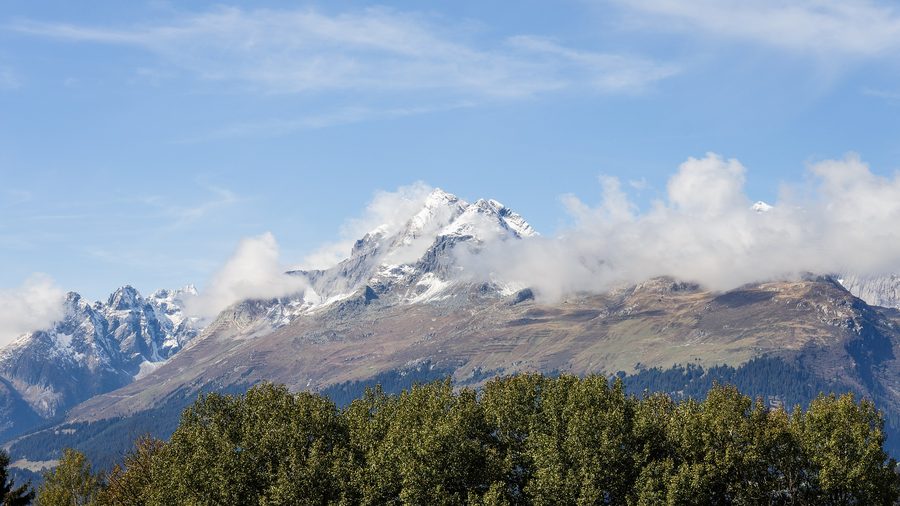 Blick über Surcuolm und die alpine Umgebung im Obersaxer Plateau