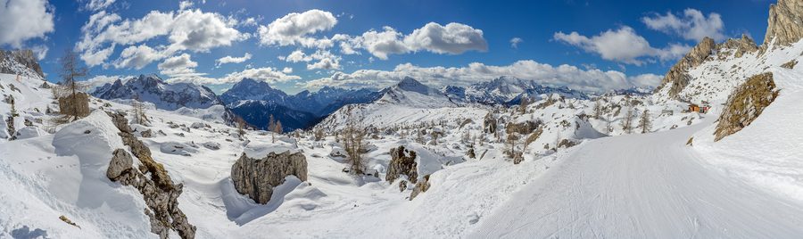 Skifahrer in den Dolomiten mit Civetta, Monte Pore und Marmolata im Hintergrund