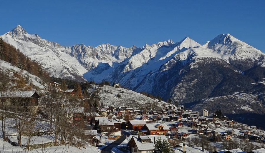 Zeneggen im Winter mit den Berner Alpen im Hintergrund