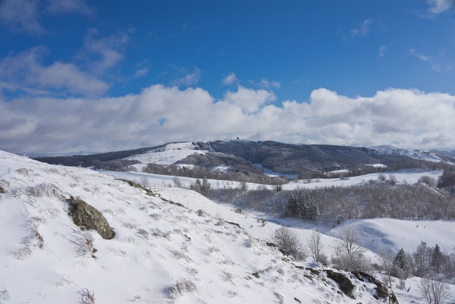 Blick im Winter auf die verschneite Wasserkuppe in der Rhön