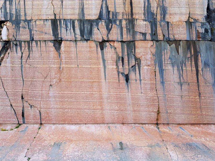 File:Red marble quarry Cava Buscada - Erto e Casso, Pordenone, Friuli-Venezia Giulia, Italy - 2021-09-27.jpg