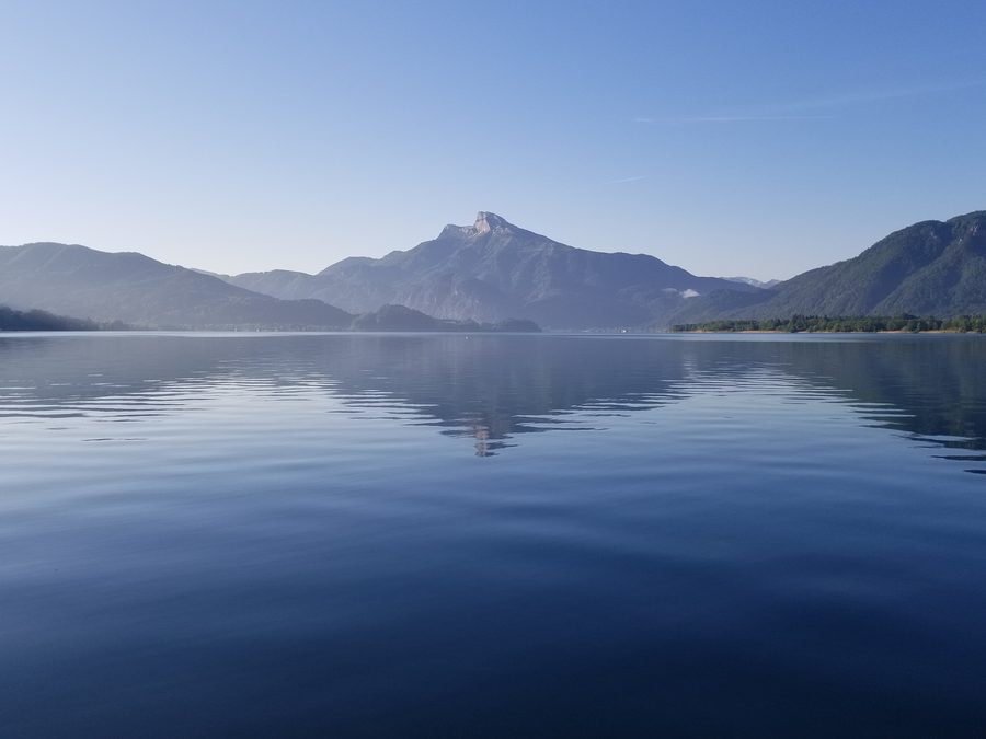Blick auf den Mondsee und die umliegenden österreichischen Berge von der Seepromenade in Mondsee