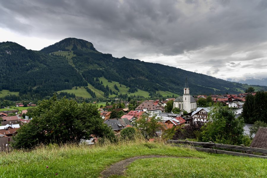 Bad Hindelang mit der katholischen Pfarrkirche St. Johann Baptist und dem Imberger Horn im Hintergrund