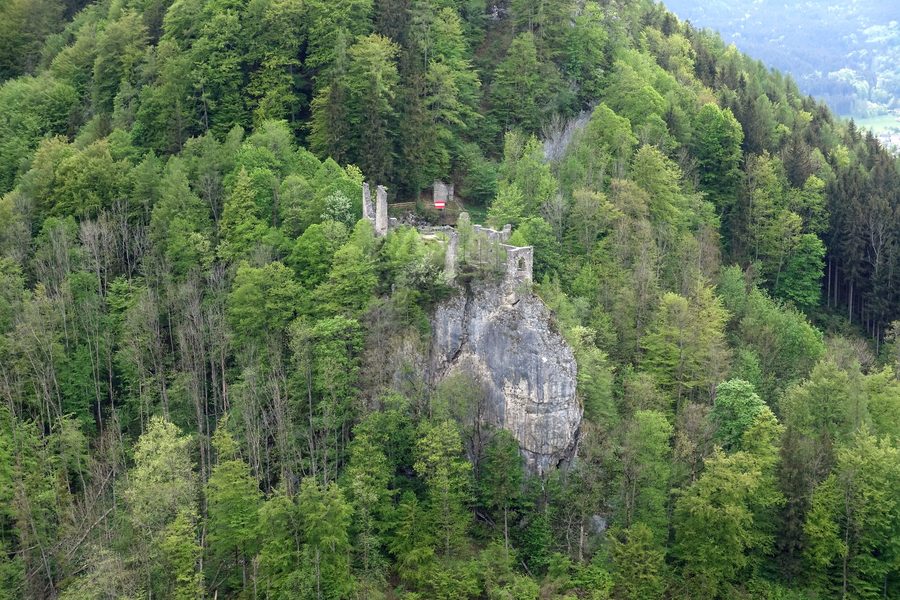 Blick von der Bräumauer auf die Ruine Scharnstein in Österreich
