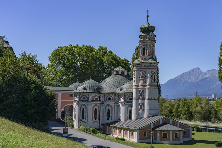 Außenansicht der Karlskirche in Volders
