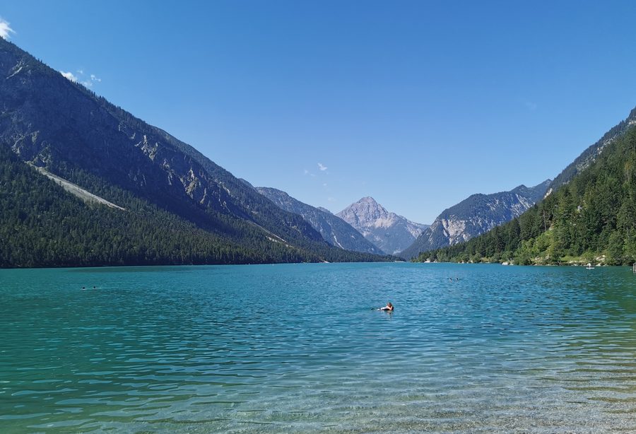 Blick auf den Plansee bei Breitenwang vor alpiner Bergkulisse