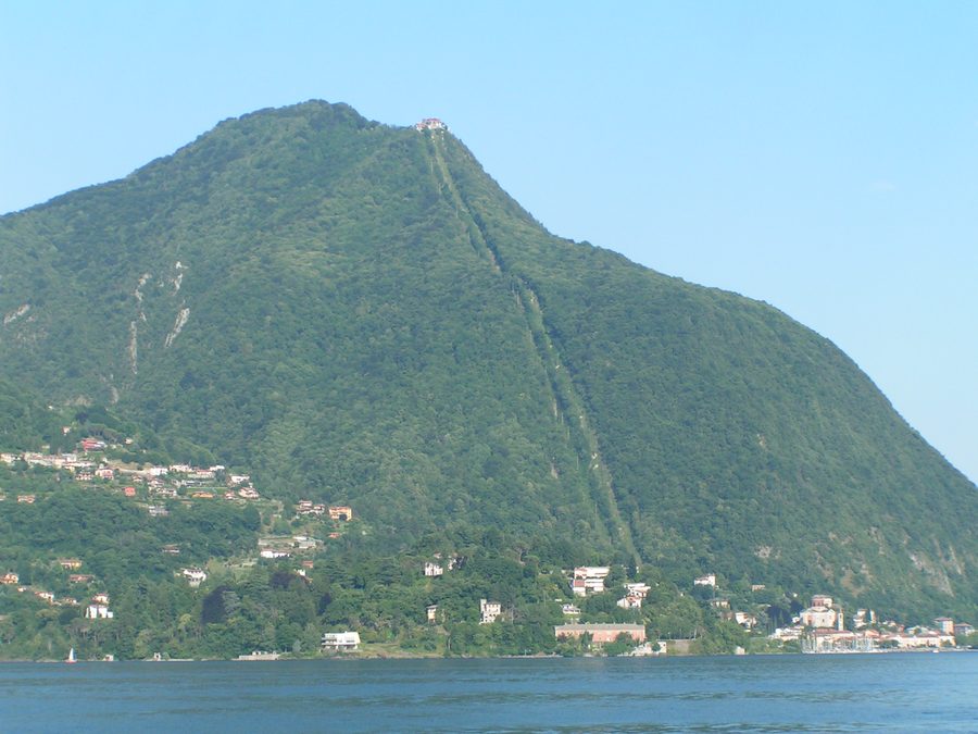 Laveno-Mombello und der Lago Maggiore mit dem Sasso del Ferro