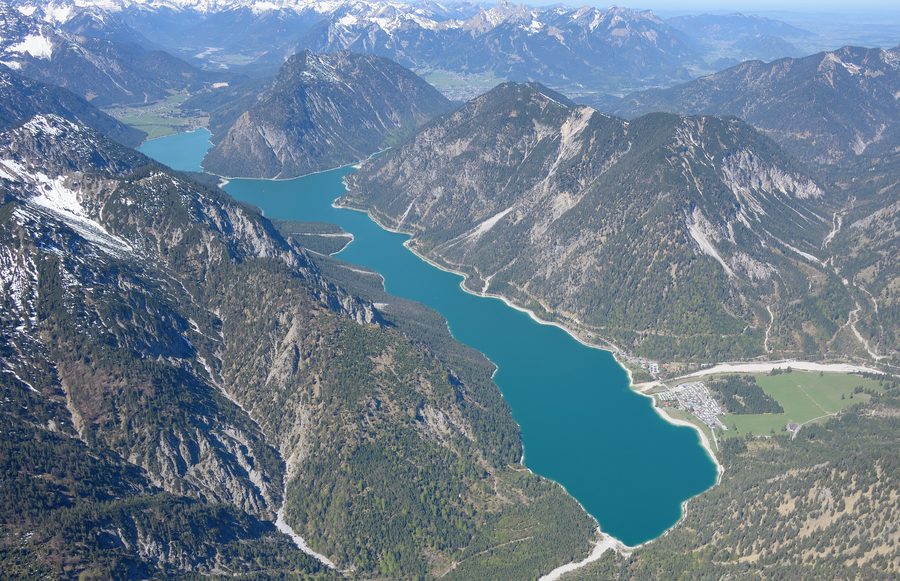 Luftaufnahme des Plansees mit dem Heiterwanger See im Hintergrund