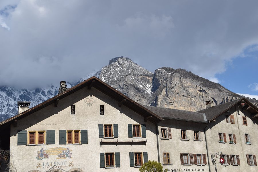 Houses in Saint-Pierre-de-Clages in Valais with mountains in the background