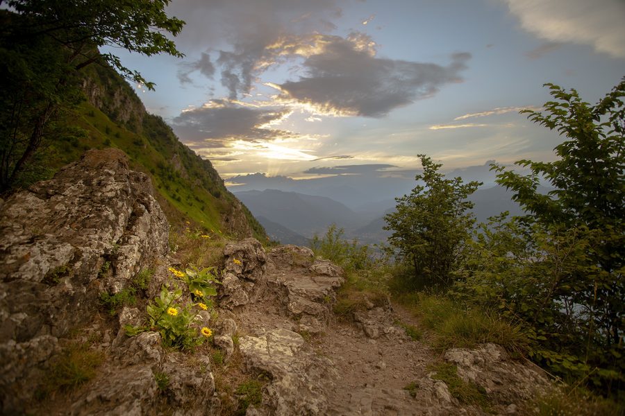 Sonnenuntergang bei Corna Trentapassi in Zone am Iseosee