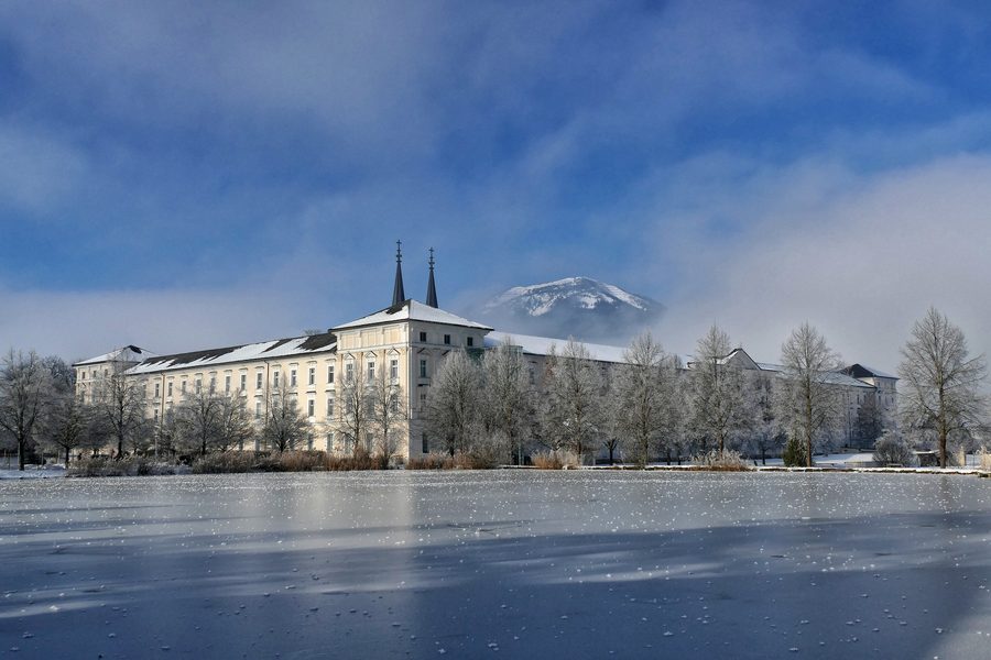 Benediktinerstift Admont im Frühnebel
