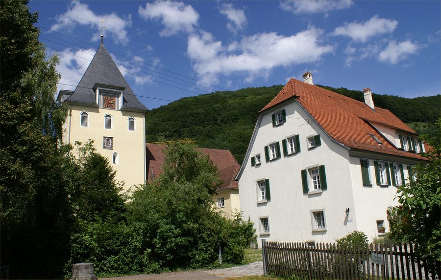 Martinskirche und Pfarrhaus in Gruibingen im Landkreis Göppingen