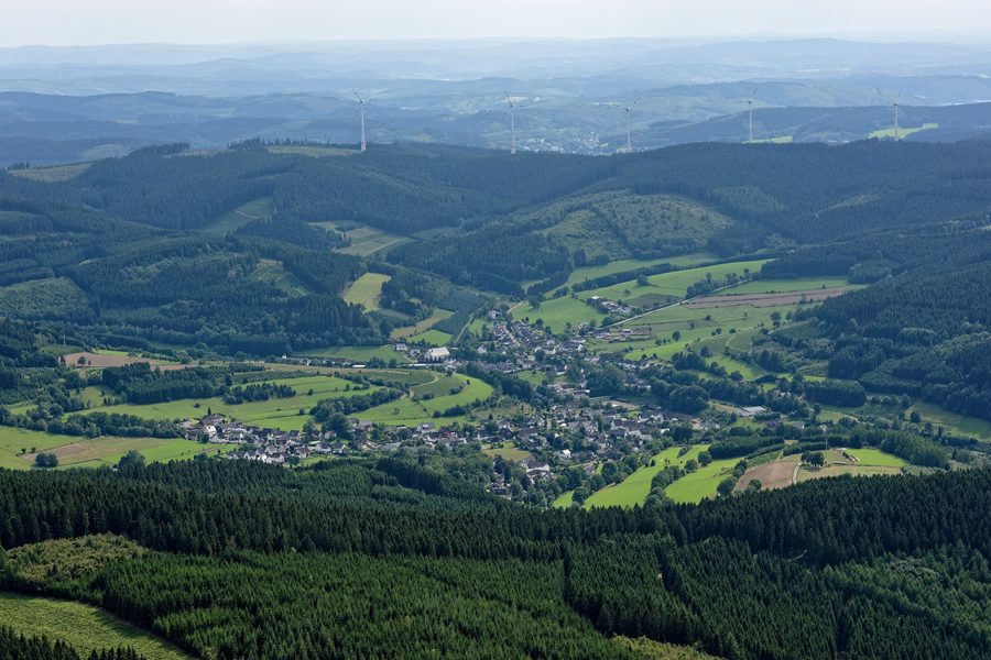 Luftaufnahme von Heinsberg in Kirchhundem mit Windpark im Hintergrund