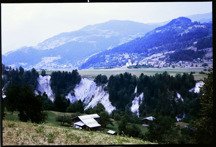 Schleins mit Geröllhalden in der umgebenden Landschaft