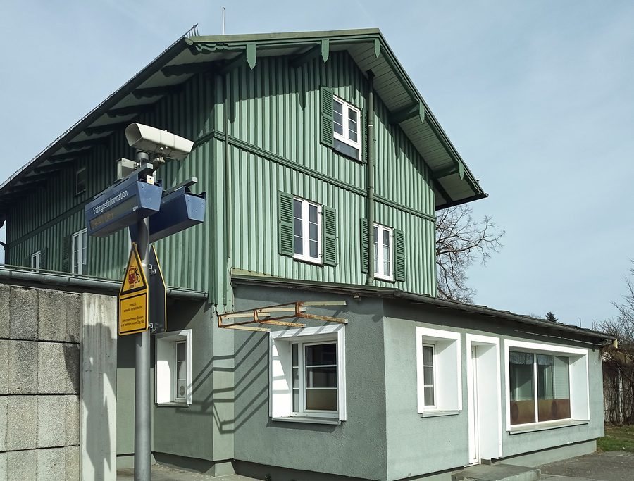 Ehemaliges Bahnhofsgebäude in Raubling, von der Gleisseite aus gesehen