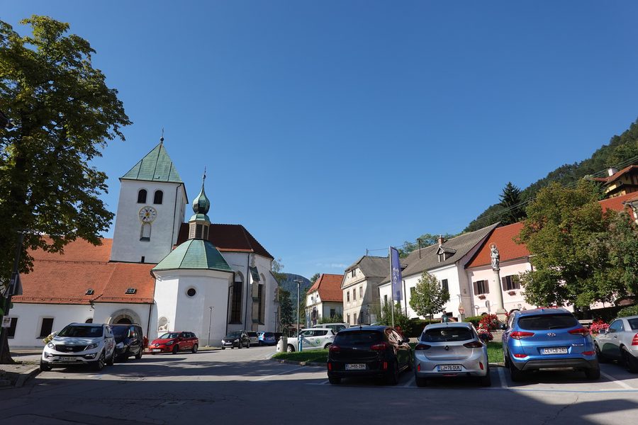 Hauptplatz mit Kirche in Laško