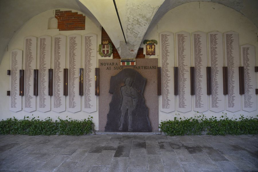 File:Monumento ai Caduti, Broletto, Novara 02.jpg