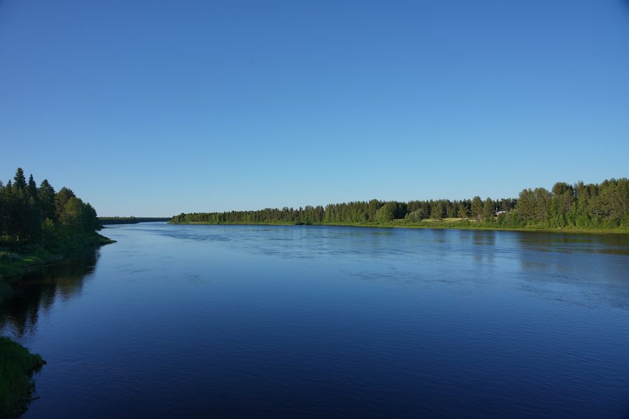 Blick von einer Grenzbrücke auf den Muonionjoki zwischen Finnland und Schweden