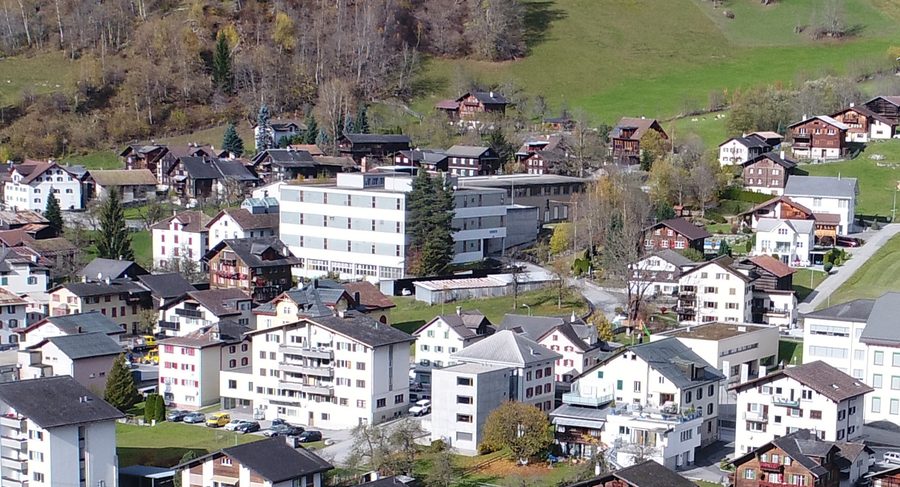 Luftaufnahme von Trun im Kanton Graubünden