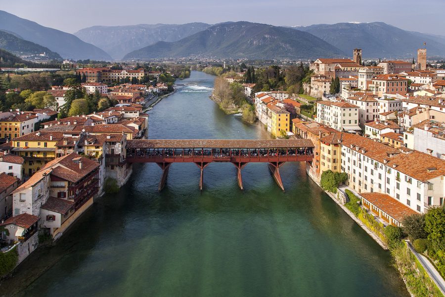 Der gedeckte Ponte Vecchio aus Holz über dem Brenta in Bassano del Grappa