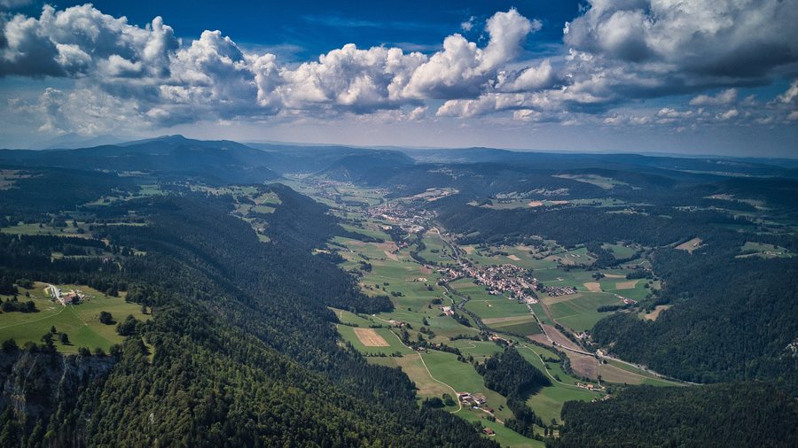 File:Le Soliat (links) und das Val de Travers.jpg