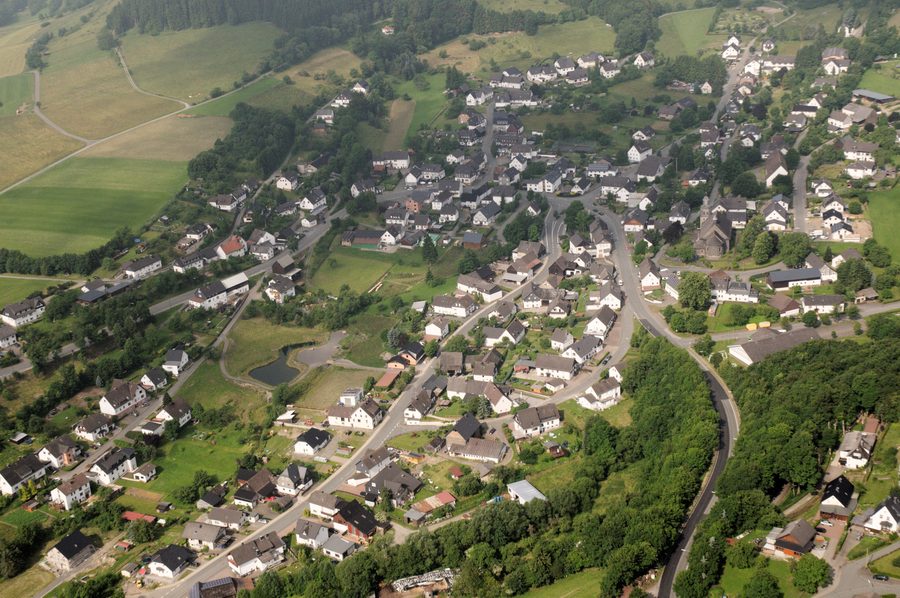Luftaufnahme von Hesborn im Sauerland mit Wald- und Wiesenlandschaft