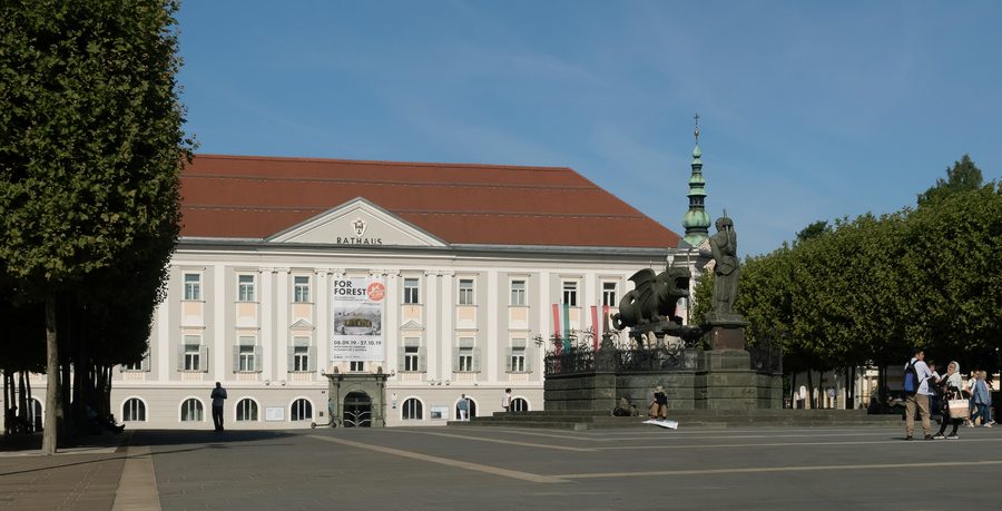 Klagenfurt am Wörthersee, street view of Neuer Platz with the Rathaus