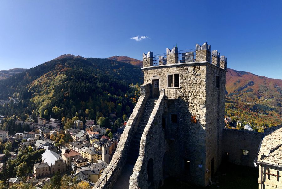 Rocca di Sestola und der Ort im Herbst